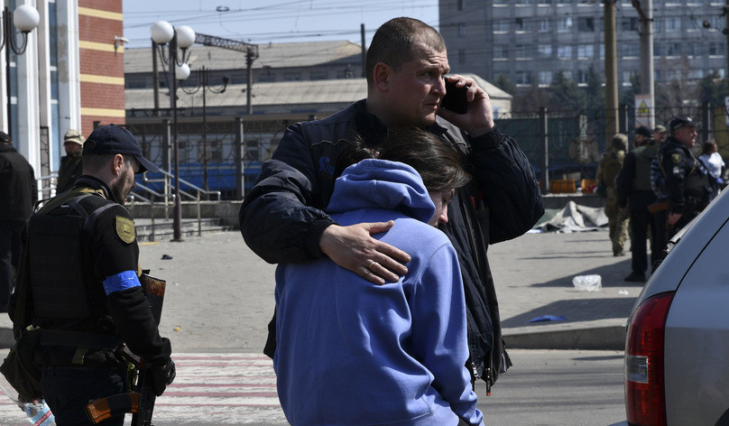 早安·世界｜乌克兰东部城市火车站遭导弹袭击致39死87伤哈萨克斯坦飞机空难