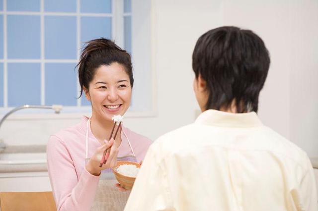 吃完饭后,应该是坐着,躺着,站着?饭后做5件事或会伤身