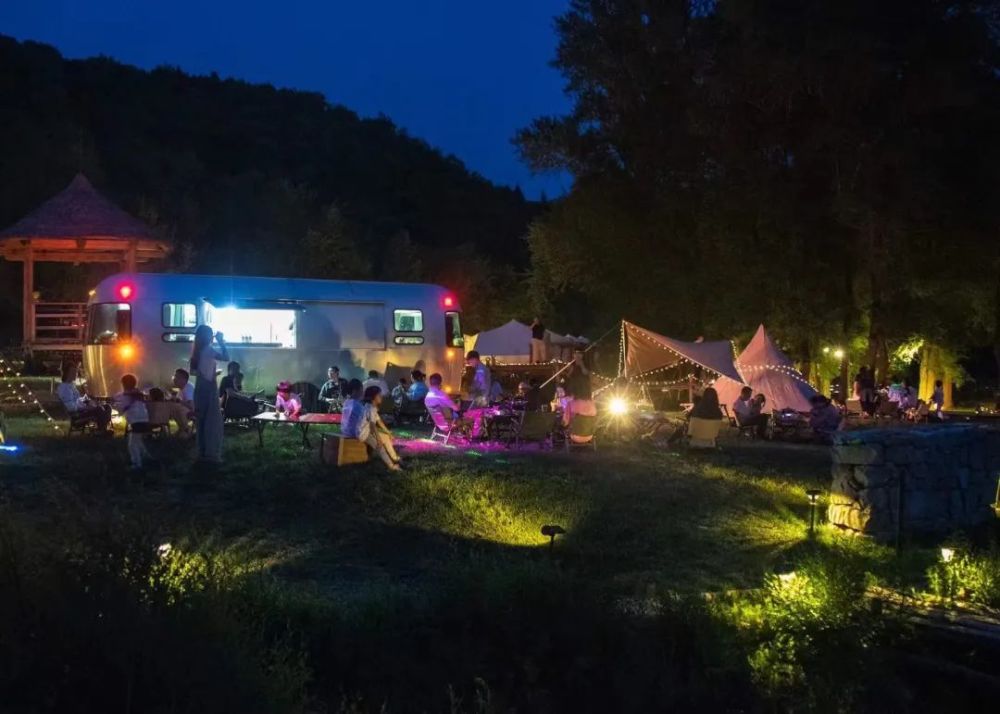 整个营地共有16顶帐篷还有一个戏水池及相邻的木屋酒吧.