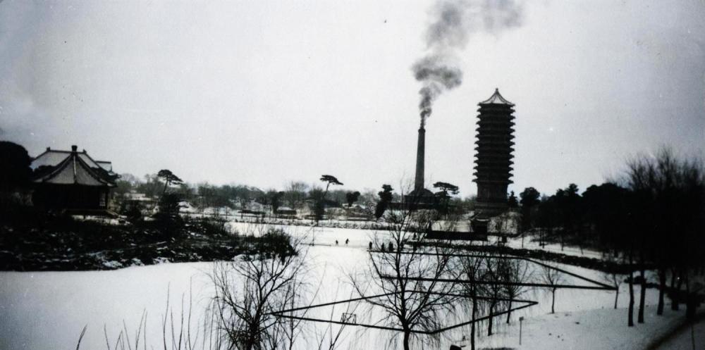 1925年的燕京大学还在建设中，看看当年工人是怎样搬运锅炉的特色炖菜