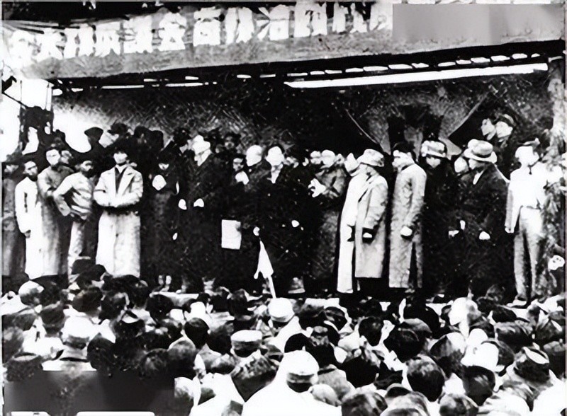 1946年,政治协商会议闭幕式后,为了庆祝政协会议成功举办,政协陪都