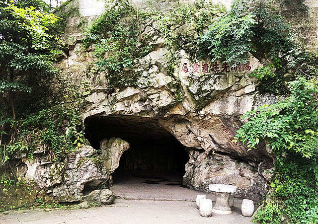根据统计,王阳明在龙场传授心学思想时,学生达到一百多人,为当地的