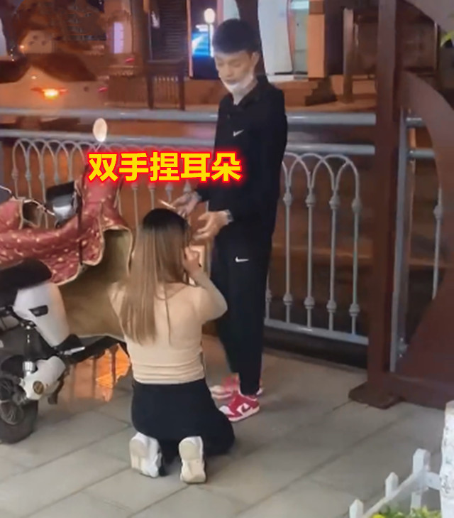 女子双手捏耳向男友下跪认错对方摸头后直接离开女子起身就追