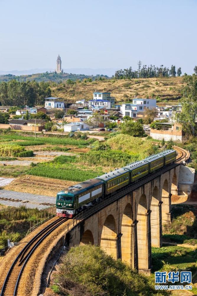 春和景明 三趟米轨小火车带你体验滇南"慢时光"_腾讯新闻