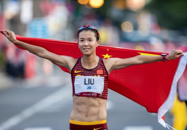 35岁刘虹晒健身照,超强马甲线抢镜,肌肉线条分明,令男足汗颜