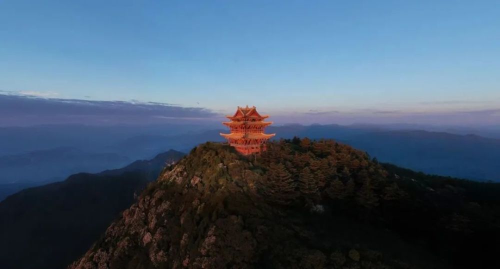 条通往白云深处的未知境地,一旦你成功登顶,那座有着斑驳历史的万佛阁