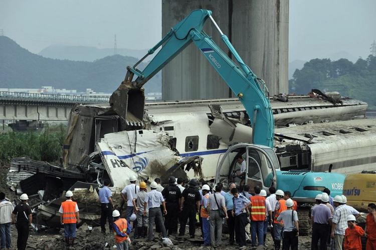 11年前,溫州動車事故中失去父母倖存下來的小伊伊,如今怎麼樣了_騰訊