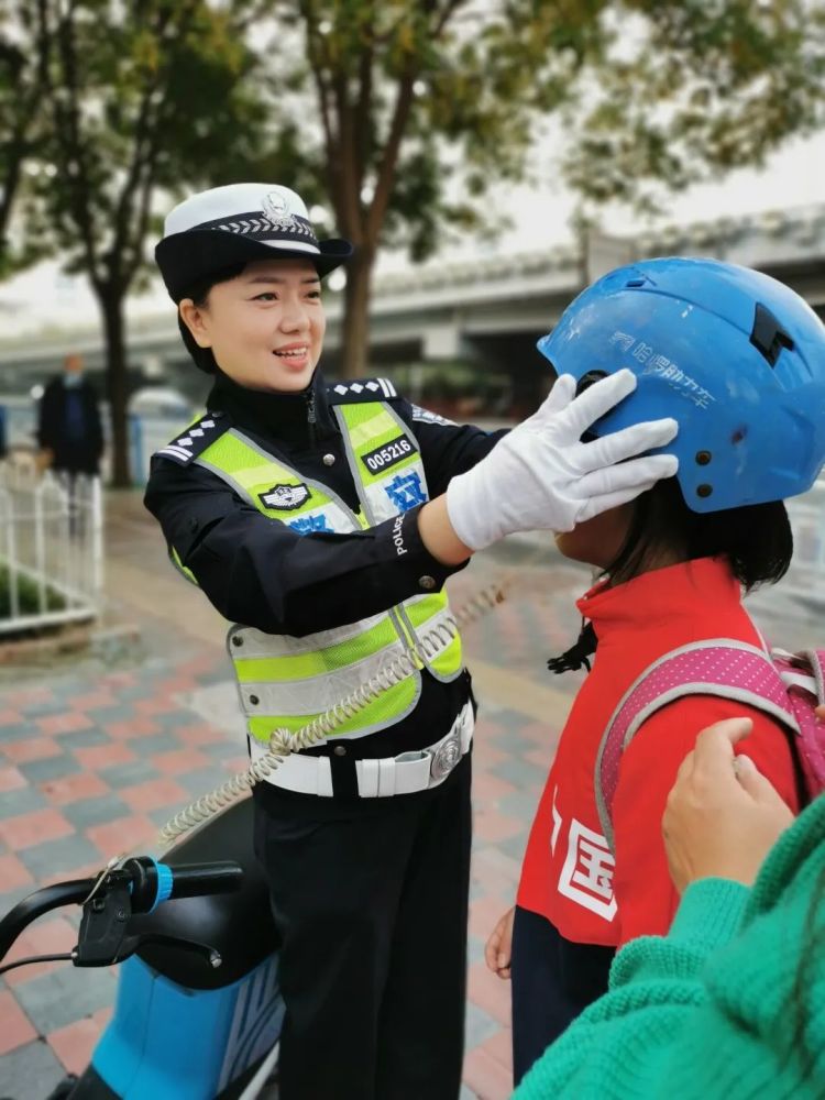 交警向她讲解了佩戴头盔的重要性后,该女子认识到