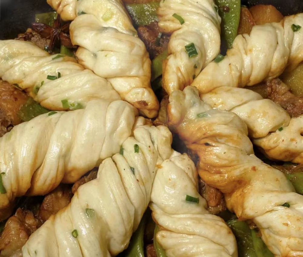 食美嘎嘎香的排骨焖卷子,来上一锅太满足,排骨软烂入味,花卷暄软蓬松