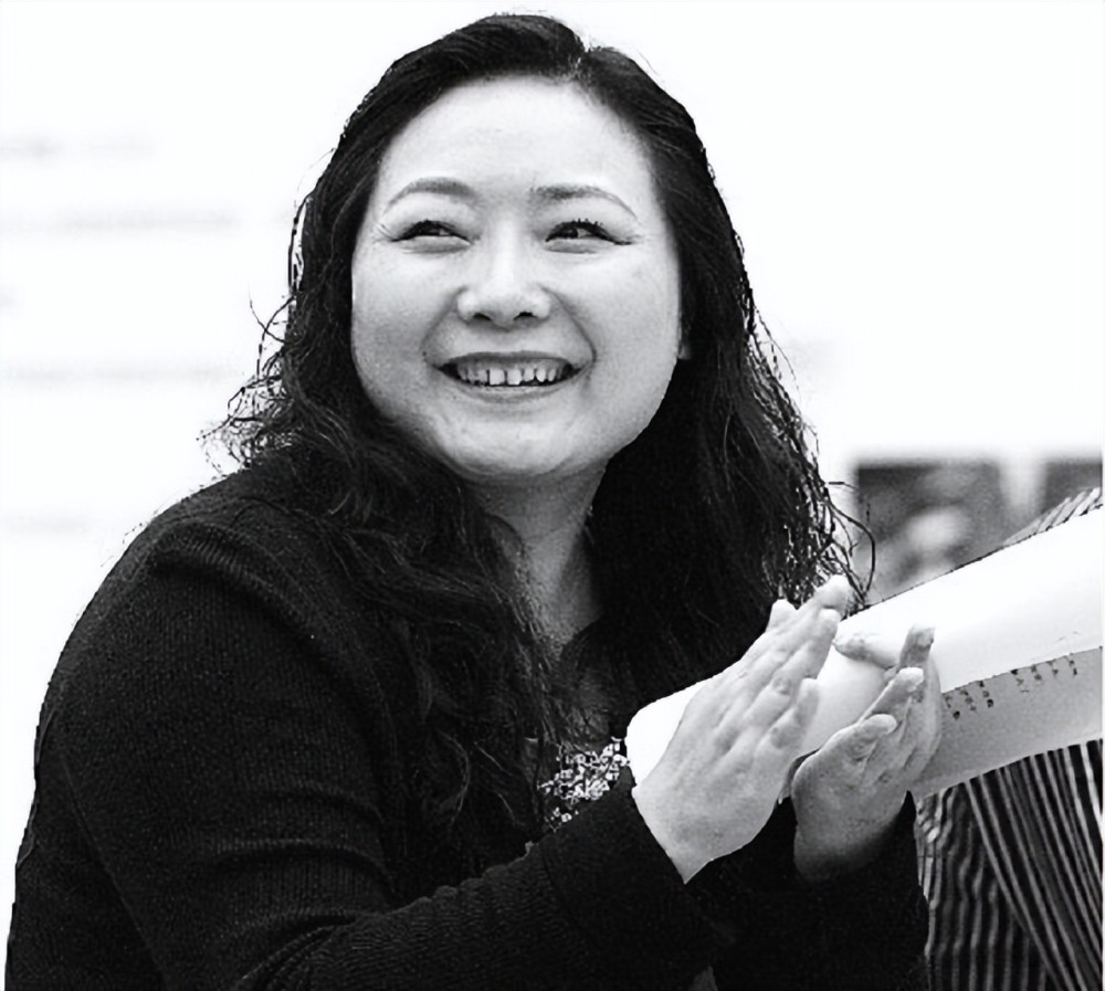 重庆富豪吴亚军:掌管龙湖地产,丈夫离婚娶空姐,大方分其200亿_腾讯