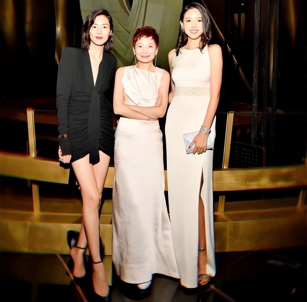 张梓琳真有前辈的气场,和刘雯同框看出优势,气质真不一样插图1