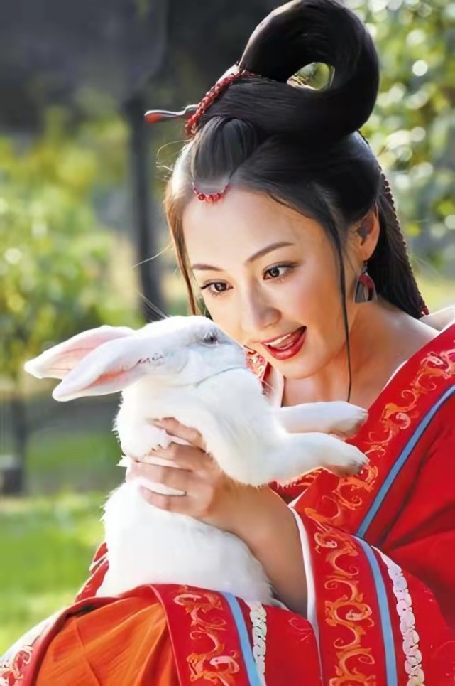 第二部 出自2010年版《嫦娥》,姚笛版的嫦娥有种古典美,古装扮相温柔