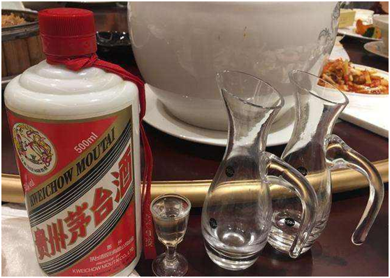 广东一拆迁户,每桌酒席上"2瓶茅台,2瓶五粮液,引发热议