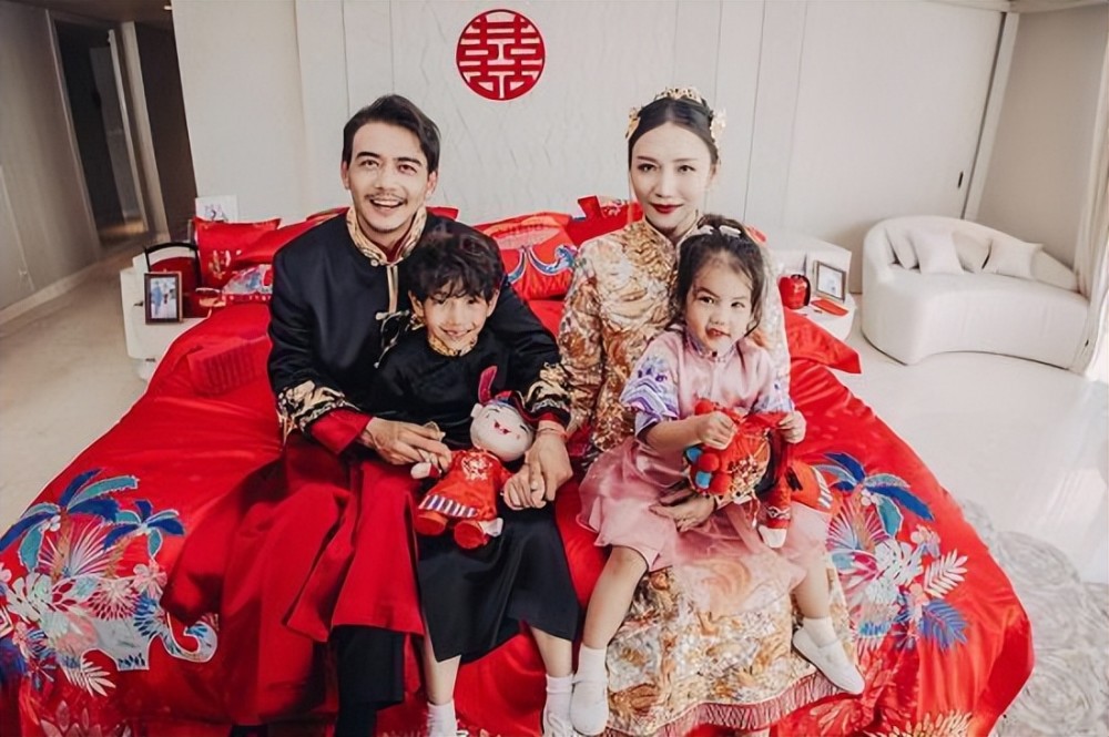 杨烁和妻子恩爱至今两个孩子一家四口没有出轨女网红