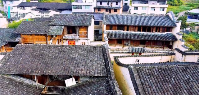 后方土丘上的烈士陵园,除了率领军马平定台湾的薛文潮和甘国宝之外