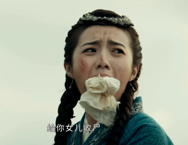 当她被绑在马上,皱紧眉头看向家的方向时,完全能看出剧组的用心,脸上