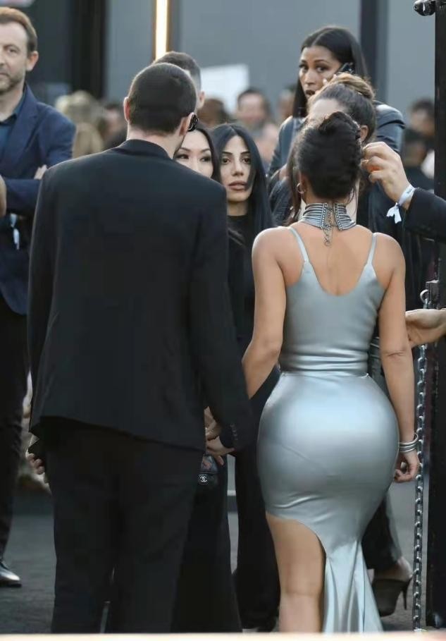 金卡戴珊首次带小男友出席活动,换新发型满眼深情,背影更惊艳