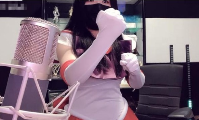 小团团减肥成功,4周年cos水兵月出镜,身材经得起紧身衣的考验