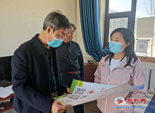 查看"两码"登记工作查看老年人就餐情况在东山养老中心,张漓雅实地