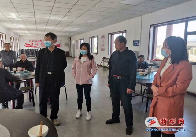 查看老年人就餐情况在东山养老中心,张漓雅实地察看了防疫"两码"和