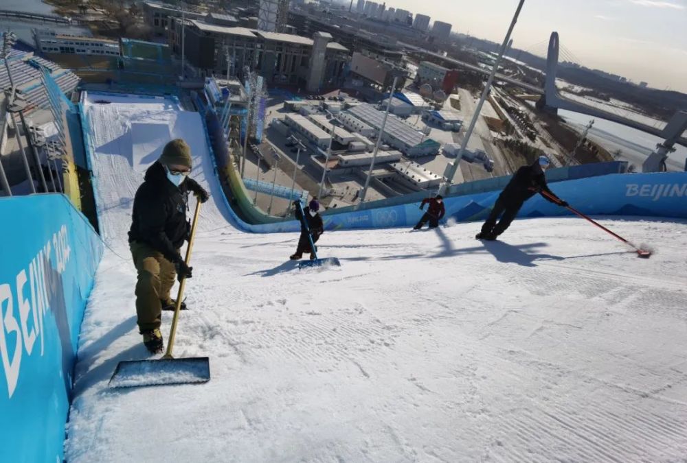 石景山首钢滑雪大跳台场馆运行团队通信中心经理潘晓智发挥专业优势