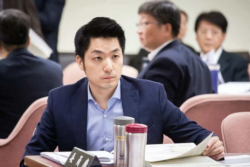 黄珊珊民调猛追蒋万安蒋对此回应全力以赴走基层拉拢民心