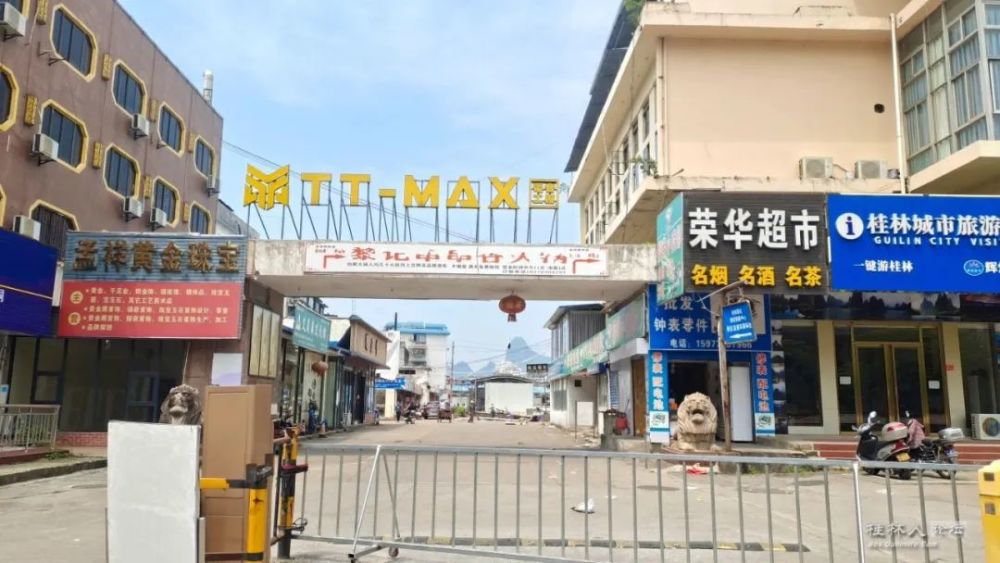 4月6日经过原桂林汽车总站,看见里面在拆除一些铁棚,原来做菜市场