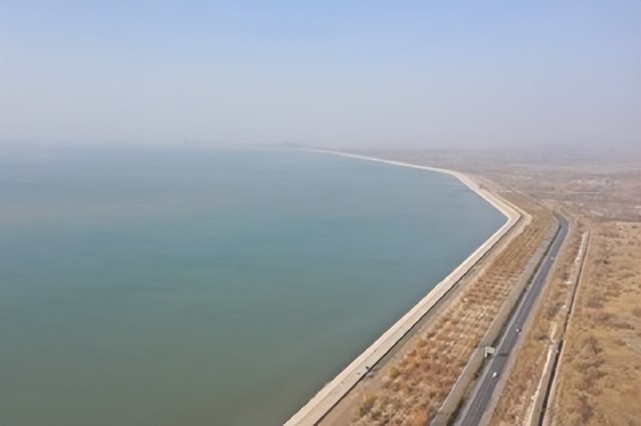 中国在沙漠挖出水库,美国专家急忙叫停,到底是怎么回事?
