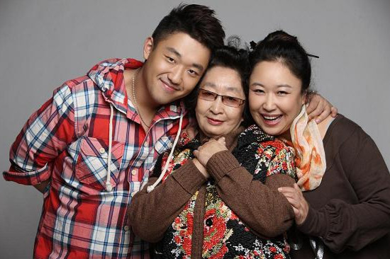 外婆彭玉,母亲赵珈琪,姨妈赵玲琪都是非常出名的演员