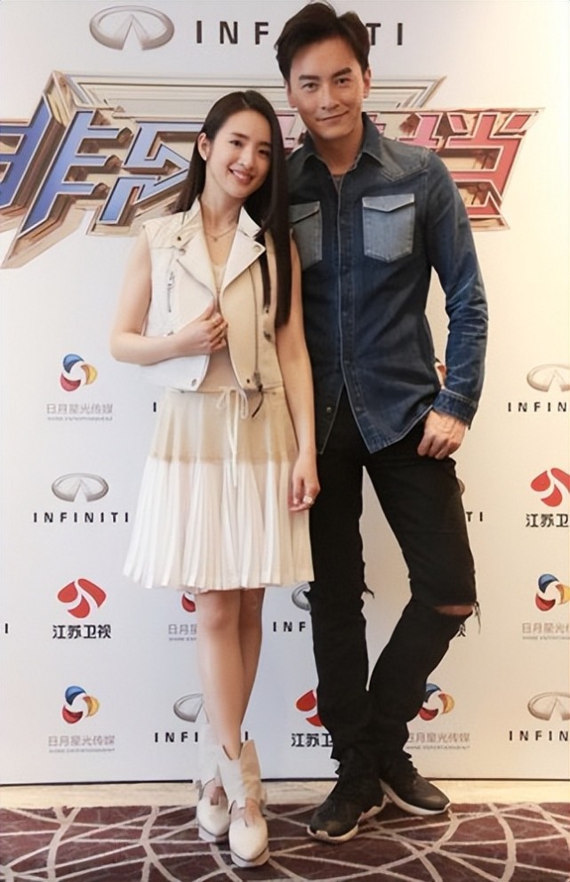 郑元畅男人缘真好,曾和白冰前夫传绯闻,今又与西装男街头搂腰