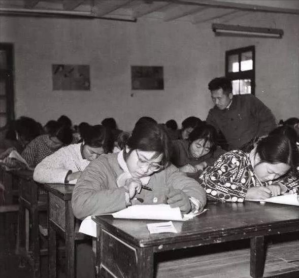 1950年兒子因差兩分落榜清華母親複查考卷捲上11字看呆母親