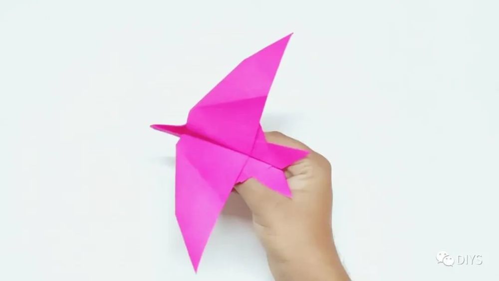 手工折纸一架燕子形状的纸飞机
