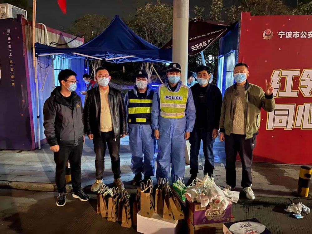 群众送来咖啡,点心等暖心物资2来福士广场7日21时许,海曙区在集中