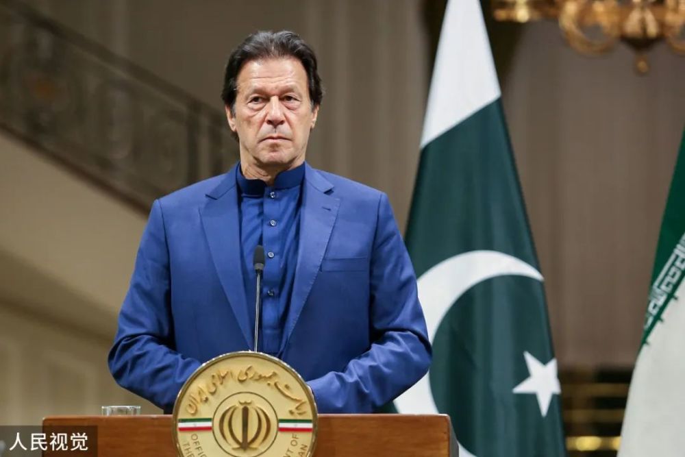 凌晨消息：巴基斯坦总理被罢免励步英语和长颈鹿美语哪个好