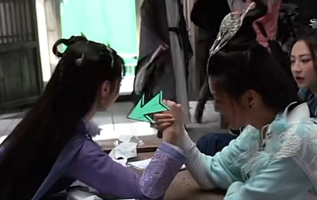 才知道什么叫作一山还有一山高,只见青姬一出手,不仅雪三月不是她的