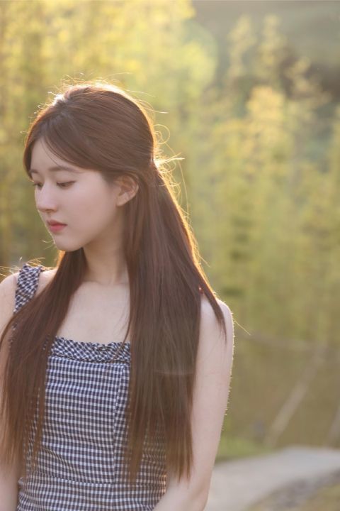 赵露思晒户外落日随拍清新阳光俏皮可爱