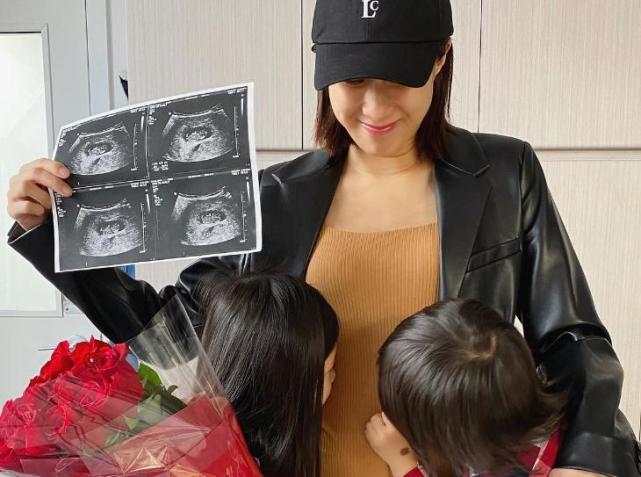 恭喜钟嘉欣官宣怀孕第三胎手拿b超单和2女儿一起庆祝