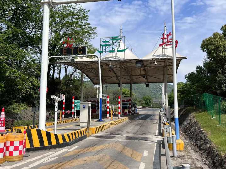 滚动|今天上午10时起,杭州部分高速收费站暂时关闭,小时记者现场直击