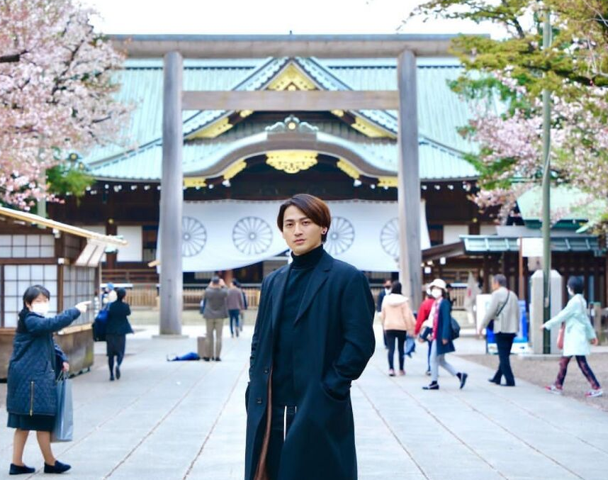 事情起因很简单,作为维克特利奥特曼人间体的演员宇治清高,在个人ins