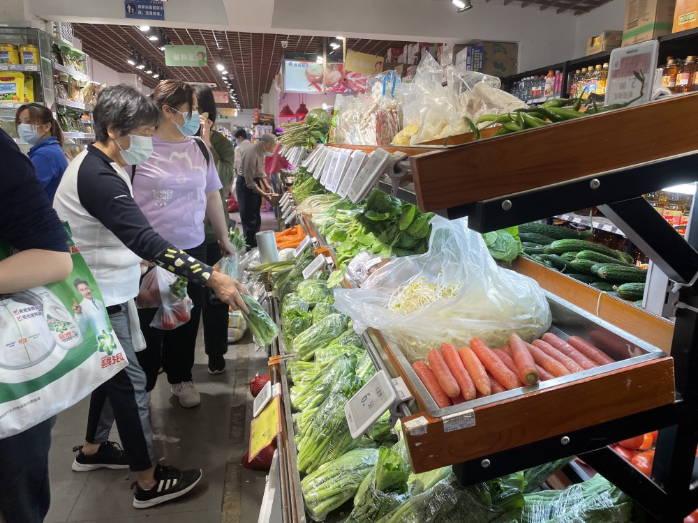 滚动早市蔬菜瓜果新鲜上架广州街坊淡定挑选