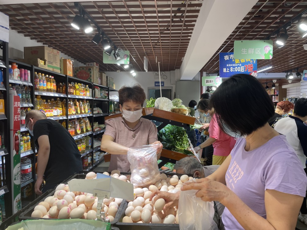 滚动早市蔬菜瓜果新鲜上架广州街坊淡定挑选