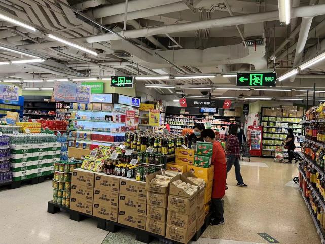 滚动早市蔬菜瓜果新鲜上架广州街坊淡定挑选