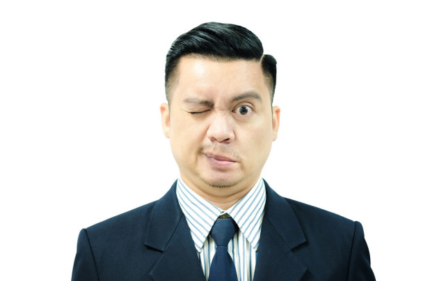 中枢性面瘫指的就是由颅脑疾病而引起的面瘫,通常出现口角歪斜,甚至