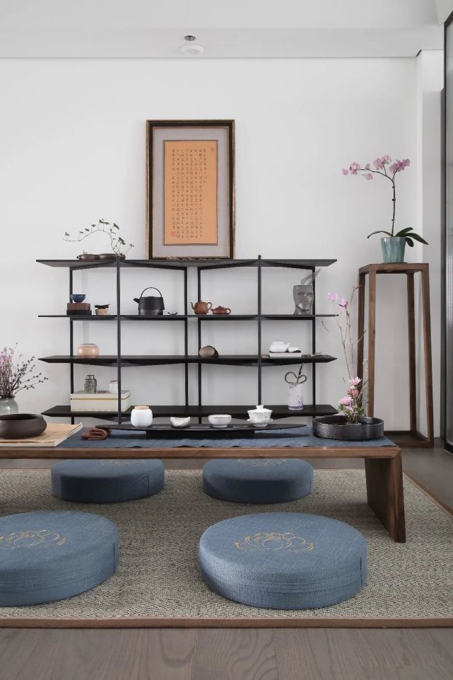 茶室▲麻布地毯,花盆里的丹红插枝,小绿植的装饰,也让空间显得清新