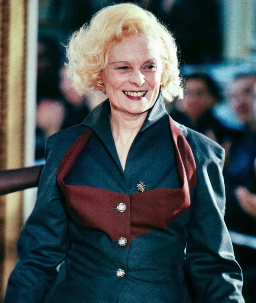 81岁西太后朋克精神不减,穿搭让年轻人也服气,一把年纪还很拼!