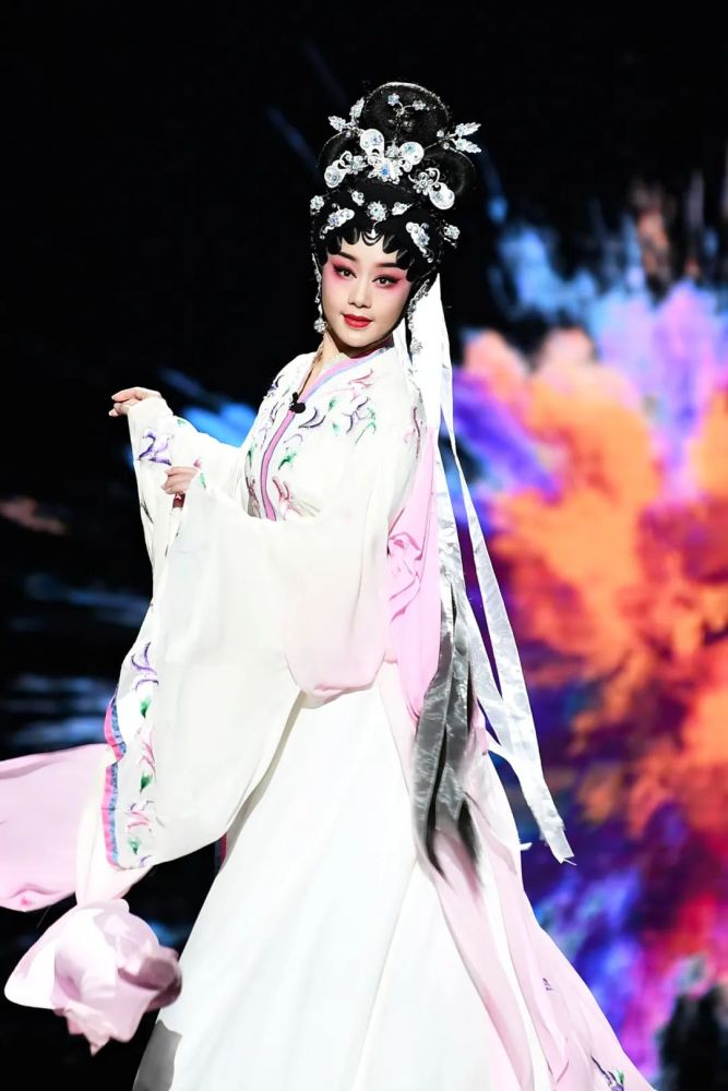 【她的舞台】第二季02 曾小敏丨打开粤剧更多可能性_腾讯新闻