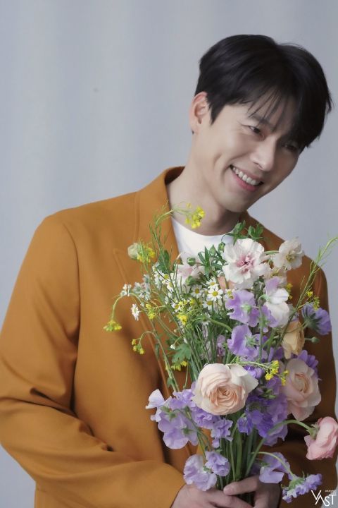 玄彬最新写真曝光 手拿鲜花笑意盈盈魅力十足_腾讯新闻