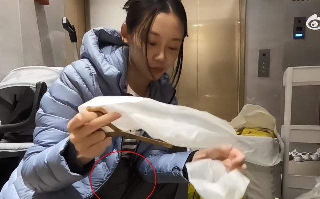 郑恺老婆苗苗豪宅内种菜,刻意给腹部打码仍难掩大肚,孕味超浓