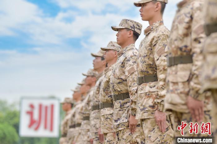 动员大会现场,新兵们身着21式迷彩作训服,整齐列队. 唐志勇 摄
