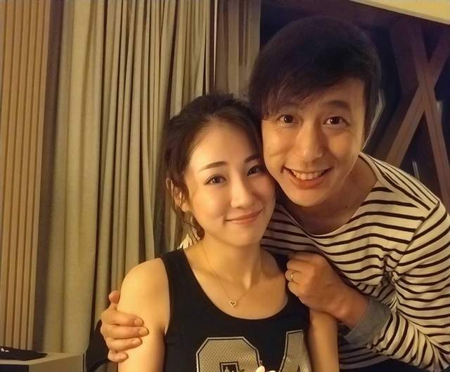 香港知名男星邓健泓承认出轨背着前女友用手机调情几段感情无缝连接